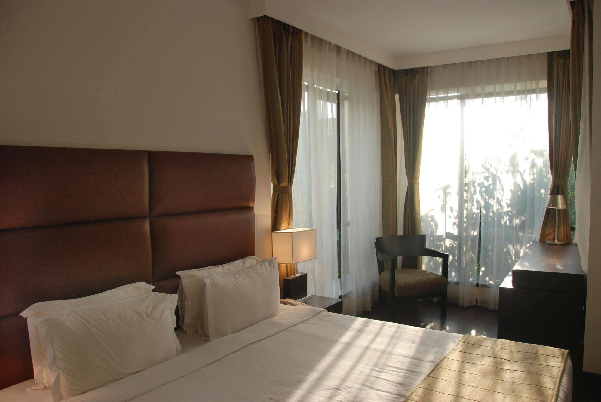 Hotel Metropole Калькутта Экстерьер фото