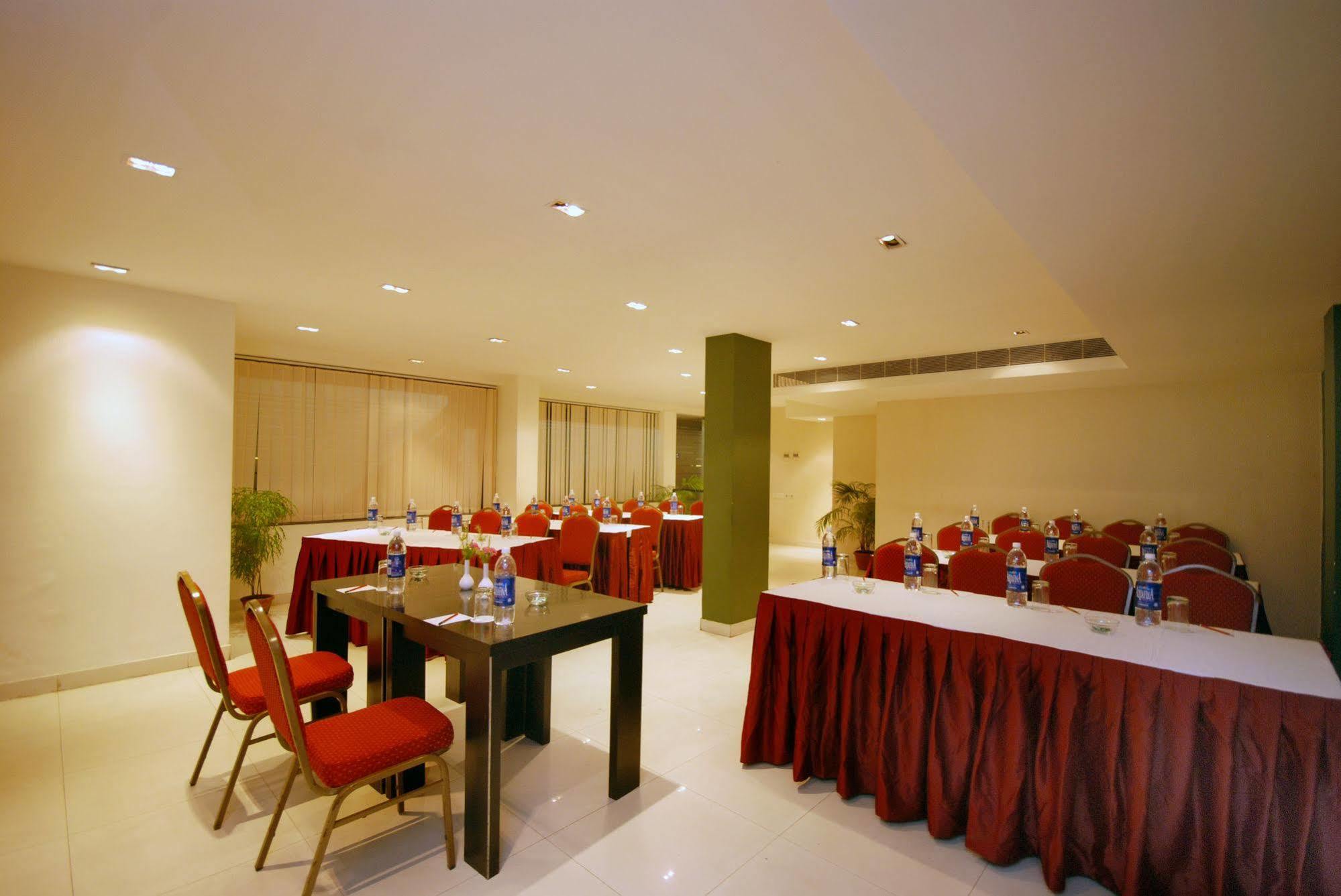 Hotel Metropole Калькутта Экстерьер фото
