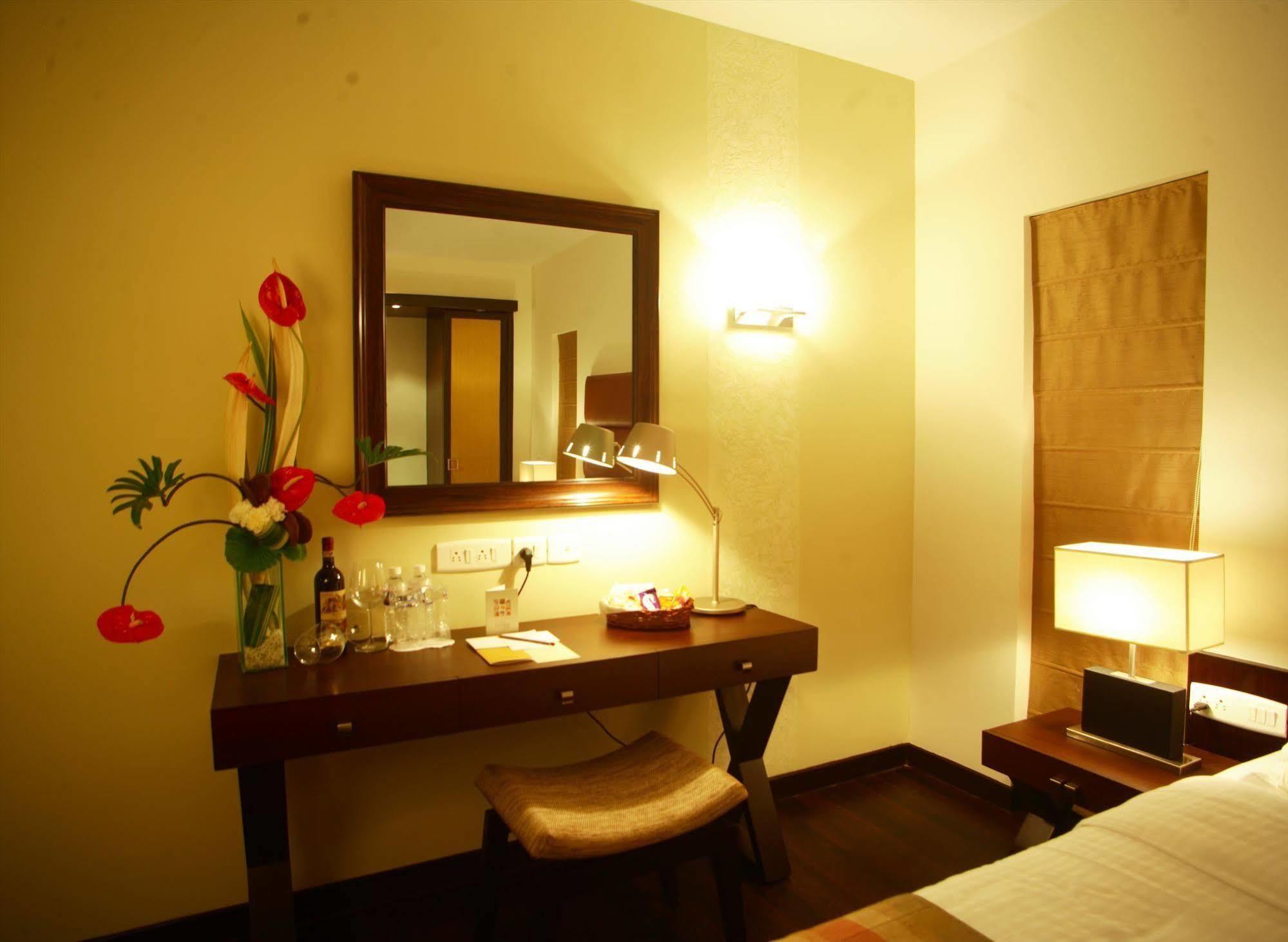 Hotel Metropole Калькутта Экстерьер фото