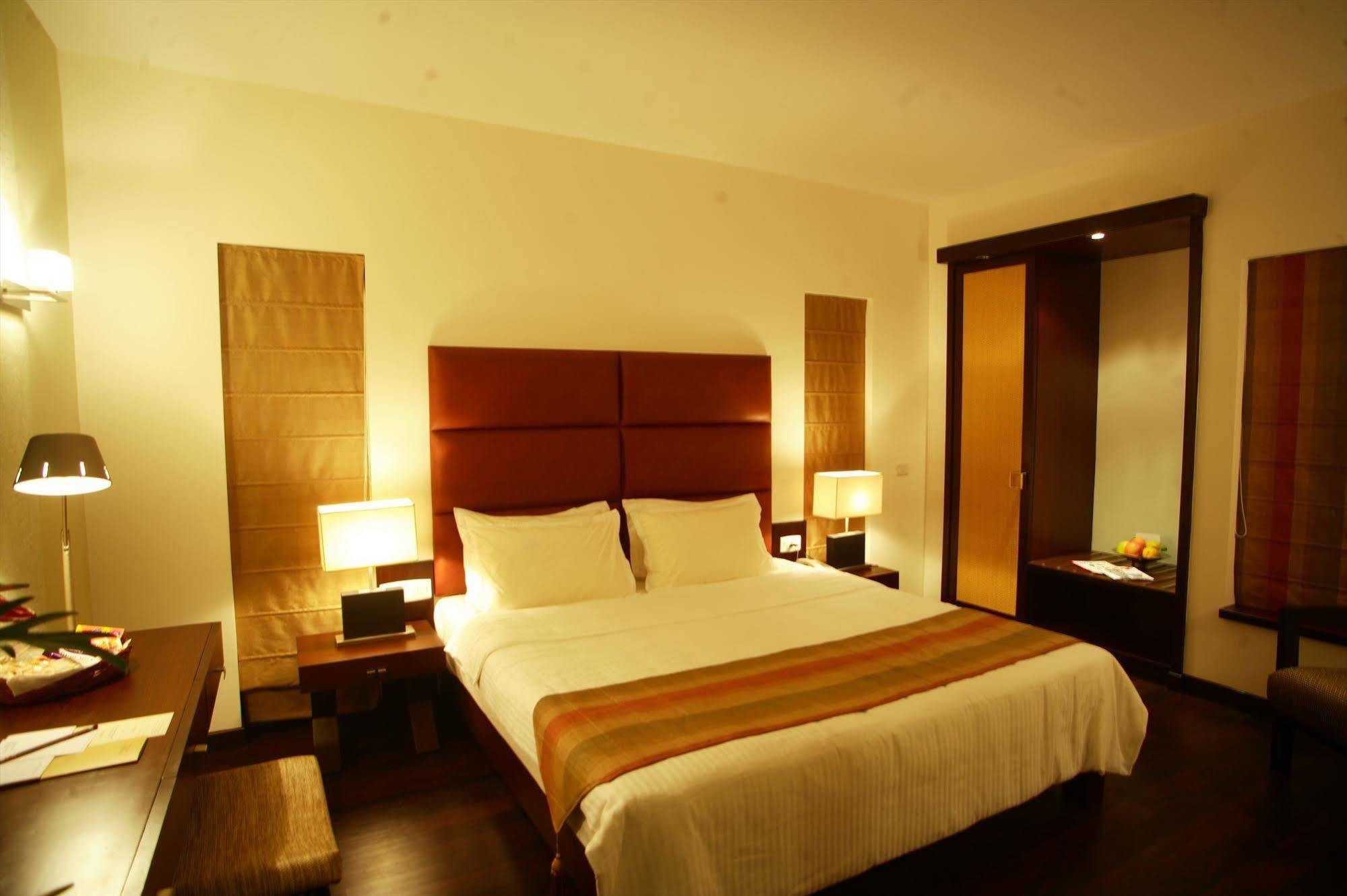 Hotel Metropole Калькутта Экстерьер фото