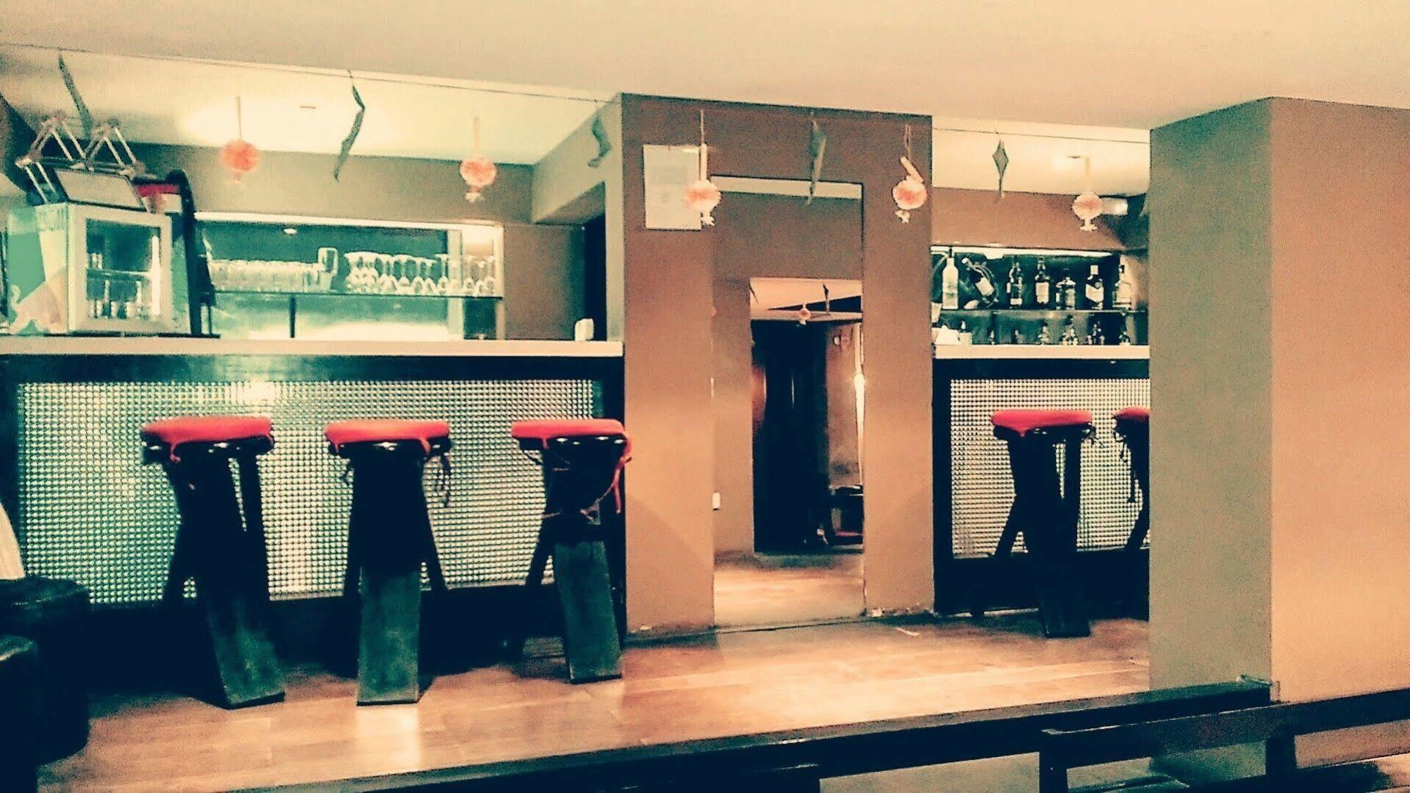 Hotel Metropole Калькутта Экстерьер фото